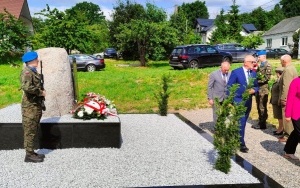Odsłonięcie pomnika Żołnierzy Wyklętych w Dąbrowie w gminie Bodzentyn (3)