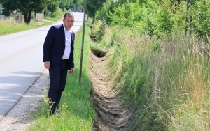 Pogłębianie rowów w na drodze Micigózd - Podzamcze Piekoszowskie (2)