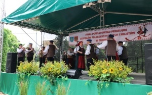 Zespoły ludowe powiatu kieleckiego zaprezentowały się w Chmielniku (3)