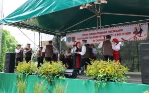 Zespoły ludowe powiatu kieleckiego zaprezentowały się w Chmielniku (4)