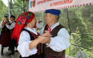 Zespoły ludowe powiatu kieleckiego zaprezentowały się w Chmielniku (6)