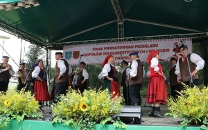 Zespoły ludowe powiatu kieleckiego zaprezentowały się w Chmielniku (10)
