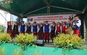 Zespoły ludowe powiatu kieleckiego zaprezentowały się w Chmielniku (15)