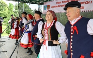 Zespoły ludowe powiatu kieleckiego zaprezentowały się w Chmielniku (7)