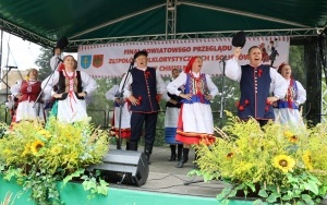 Zespoły ludowe powiatu kieleckiego zaprezentowały się w Chmielniku (8)