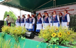 Zespoły ludowe powiatu kieleckiego zaprezentowały się w Chmielniku (11)