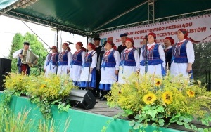 Zespoły ludowe powiatu kieleckiego zaprezentowały się w Chmielniku (12)