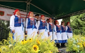 Zespoły ludowe powiatu kieleckiego zaprezentowały się w Chmielniku (13)