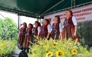 Zespoły ludowe powiatu kieleckiego zaprezentowały się w Chmielniku (1)