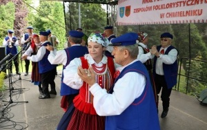 Zespoły ludowe powiatu kieleckiego zaprezentowały się w Chmielniku (2)