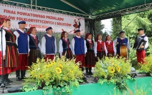 Zespoły ludowe powiatu kieleckiego zaprezentowały się w Chmielniku (13)