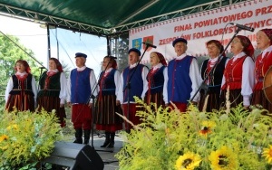 Zespoły ludowe powiatu kieleckiego zaprezentowały się w Chmielniku (14)