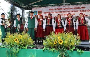 Zespoły ludowe powiatu kieleckiego zaprezentowały się w Chmielniku (2)