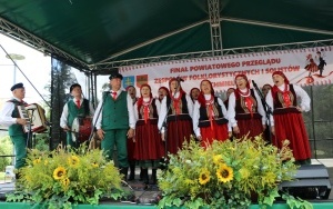 Zespoły ludowe powiatu kieleckiego zaprezentowały się w Chmielniku (4)