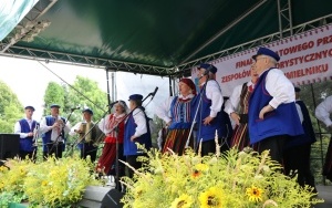 Zespoły ludowe powiatu kieleckiego zaprezentowały się w Chmielniku (9)