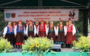 Zespoły ludowe powiatu kieleckiego zaprezentowały się w Chmielniku (10)
