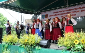 Zespoły ludowe powiatu kieleckiego zaprezentowały się w Chmielniku (11)