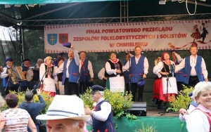 Zespoły ludowe powiatu kieleckiego zaprezentowały się w Chmielniku (12)