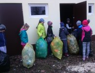 Zbiórka surowców w SP w Radomicach w ramach konkursu „Segreguj razem z nami - butelki typu PET oraz papier” 