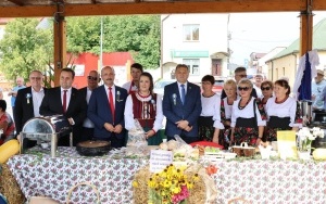 Regionalne potrawy na dożynkach powiatowych w Rakowie (10)