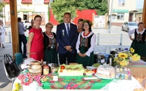 Regionalne potrawy na dożynkach powiatowych w Rakowie (3)