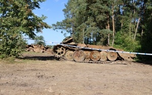 Oględziny zabytkowego wraku czołgu w Bieleckich Młynach (4)