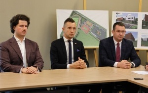 Podpisanie umów na nowe inwestycje przy szkole w Łopusznie (7)