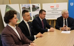 Podpisanie umów na nowe inwestycje przy szkole w Łopusznie (9)
