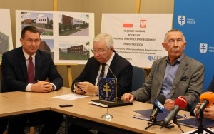 Podpisanie umów na nowe inwestycje przy szkole w Łopusznie (11)