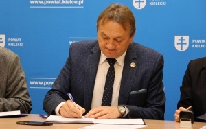 Podpisanie umów na nowe inwestycje przy szkole w Łopusznie (12)