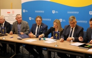 Podpisanie umów na nowe inwestycje przy szkole w Łopusznie (13)