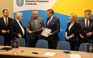 Podpisanie umów na nowe inwestycje przy szkole w Łopusznie (15)
