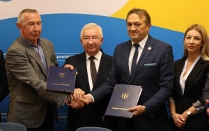 Podpisanie umów na nowe inwestycje przy szkole w Łopusznie (2)
