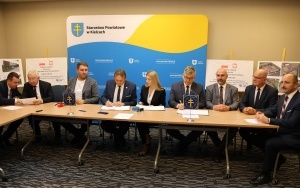Podpisanie umów na nowe inwestycje przy szkole w Łopusznie (4)