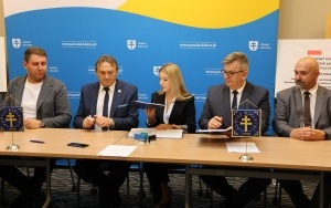 Podpisanie umów na nowe inwestycje przy szkole w Łopusznie (5)
