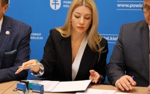 Podpisanie umów na nowe inwestycje przy szkole w Łopusznie (6)