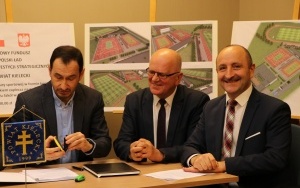 Podpisanie umów na nowe inwestycje przy szkole w Łopusznie (10)