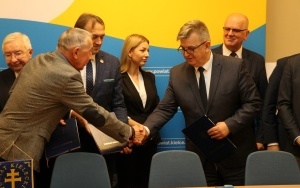 Podpisanie umów na nowe inwestycje przy szkole w Łopusznie (14)