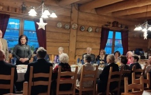 Seniorzy razem przy wigilijnym stole (3)