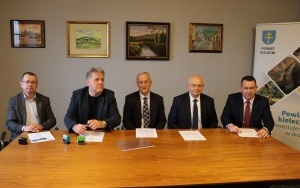 Podpisanie umowy na budowę drogi w gminie Morawica (1)
