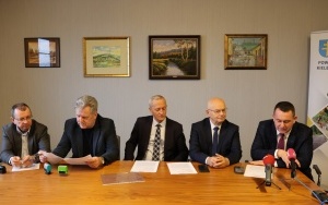 Podpisanie umowy na budowę drogi w gminie Morawica (2)