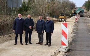 Dobre tempo prac na przebudowie drogi powiatowej w Masłowie Drugim i Dąbrowie (8)