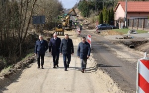 Dobre tempo prac na przebudowie drogi powiatowej w Masłowie Drugim i Dąbrowie (7)