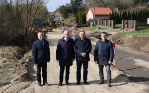 Dobre tempo prac na przebudowie drogi powiatowej w Masłowie Drugim i Dąbrowie (8)
