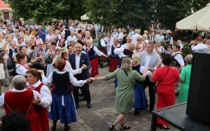 Zabawa taneczna w Chmielniku (10)