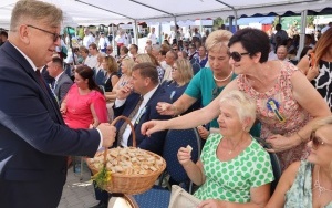 Częstowanie chlebem dożynkowym (4)