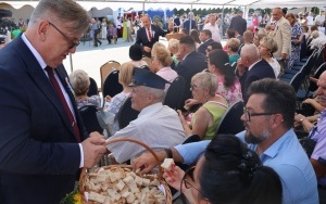 Częstowanie chlebem dożynkowym (10)