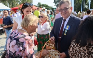 Częstowanie chlebem dożynkowym (11)