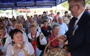 Częstowanie chlebem dożynkowym (14)