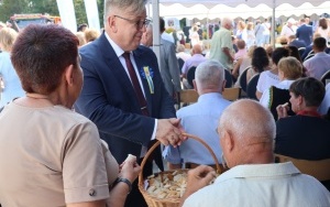 Częstowanie chlebem dożynkowym (1)